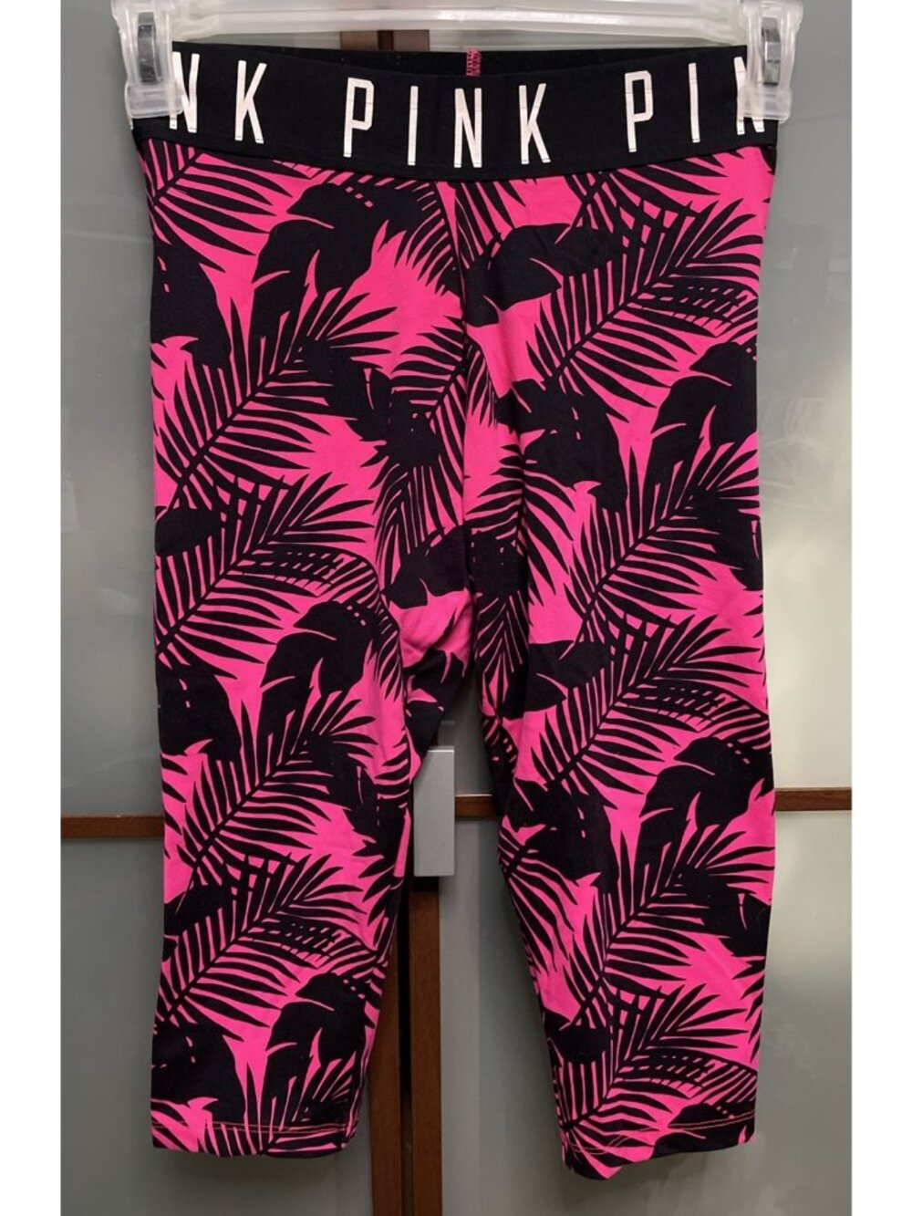 PINK Victoria’s Secret Ultimate Womens Small Pink & Black Leaf Cropped Leggings